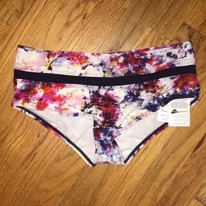 ATHLETA Hypersonic Dolphin Shorts- SZ Small 👙